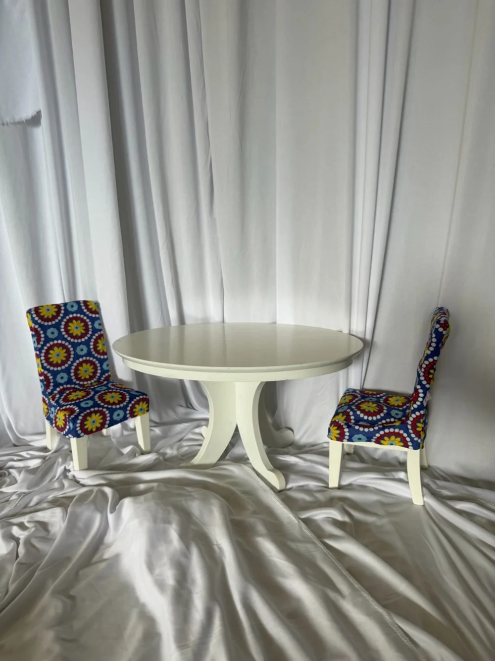 American Girl The Dining Table and Chairs I with chair covers - Picture 2 of 15